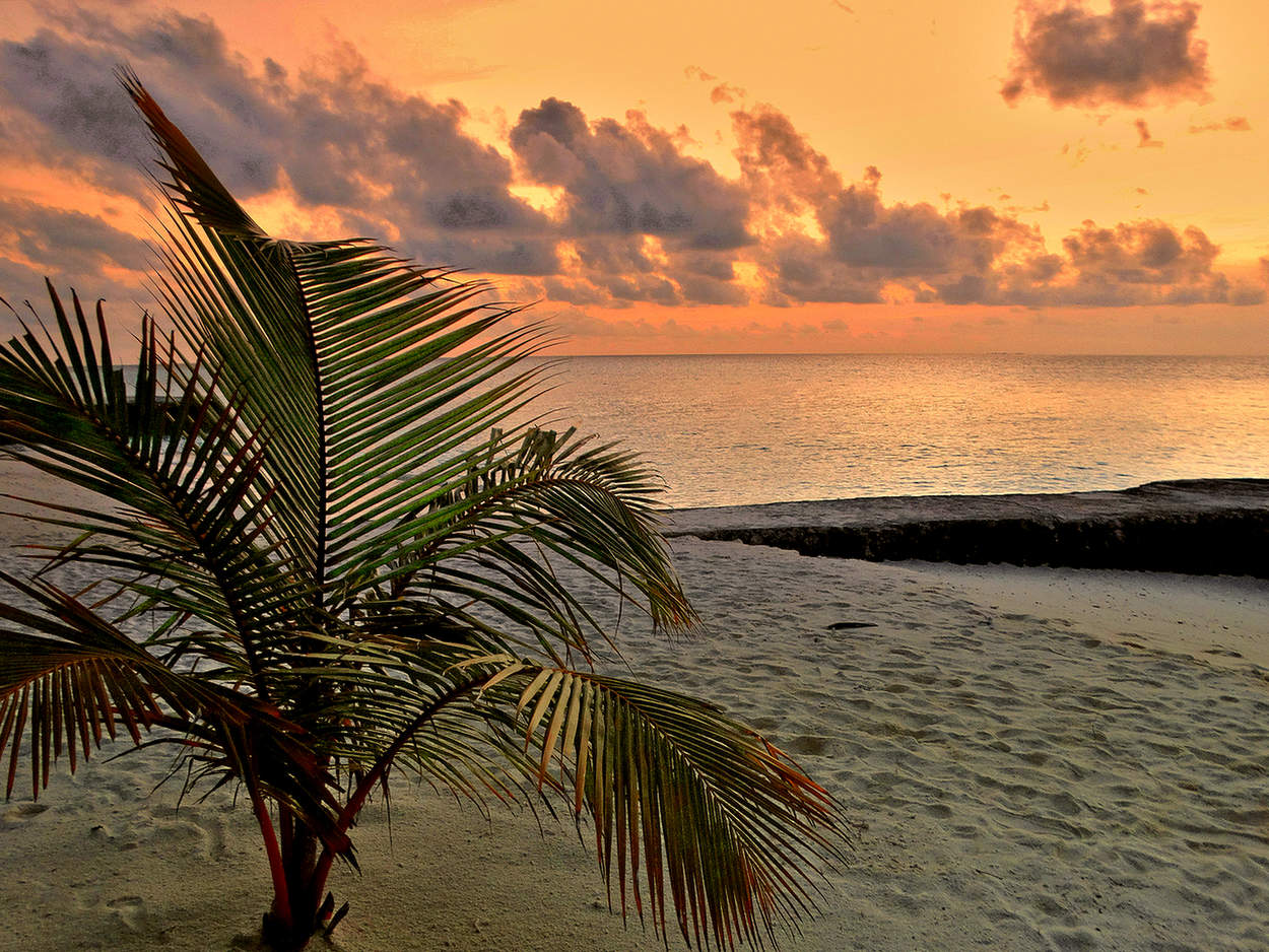 Догорает день на море