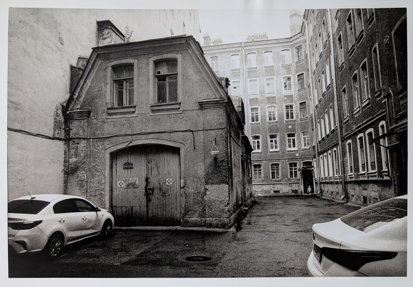 Двор на Ваське, ищите главную деталь