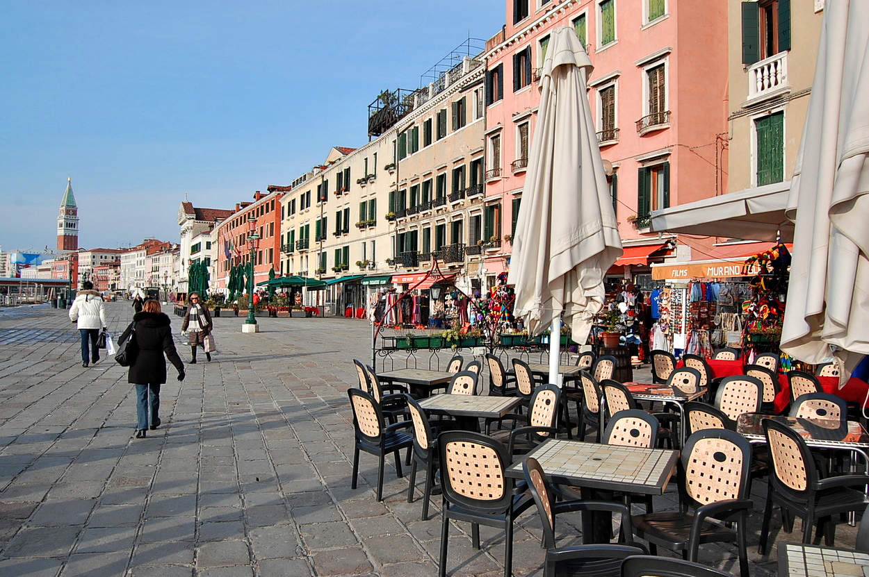 Прогуляться по набережной в Венеции