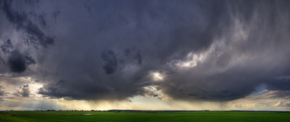 Светило в мокрых тучах..