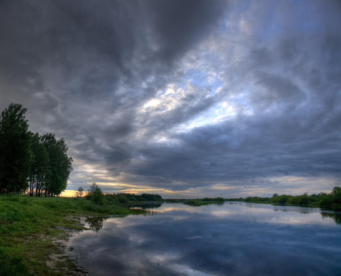 Тихая гладь мощной реки