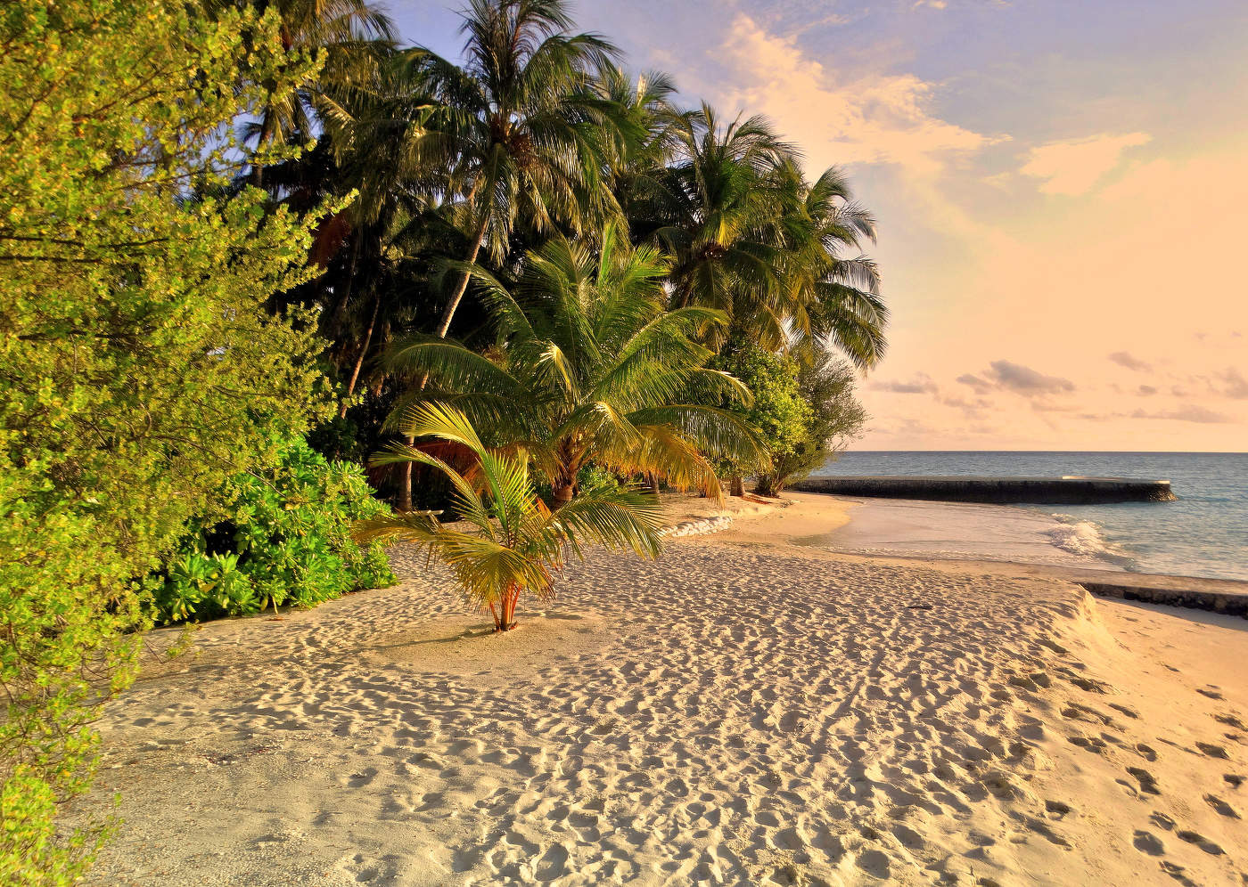 Песок потоптали на берегу моря