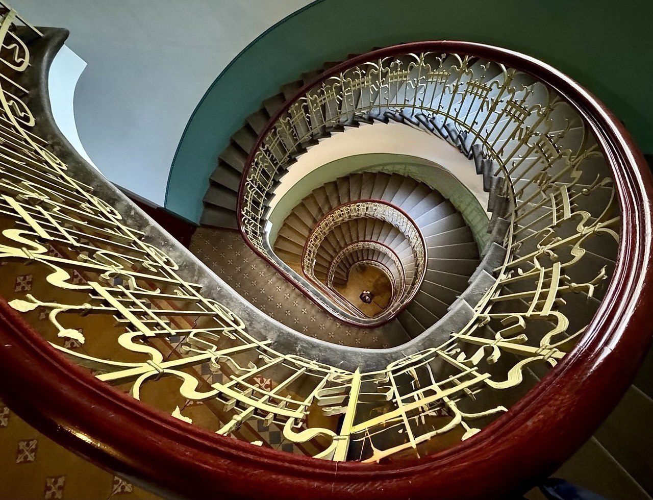 Вниз по лестнице