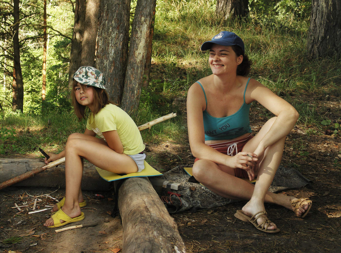 Юля и Таня в весеннем лесу