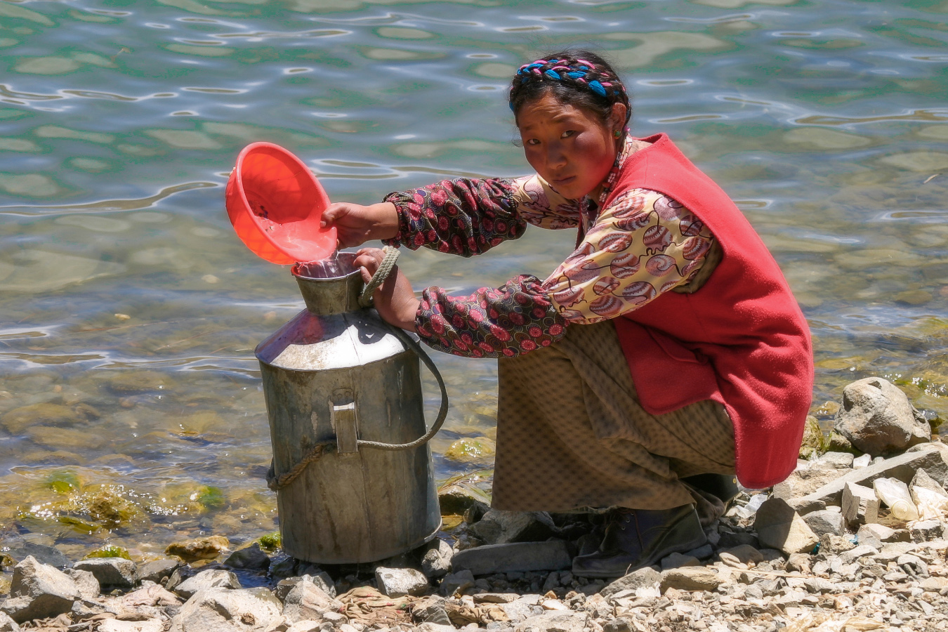 "Шла девица за водой..."