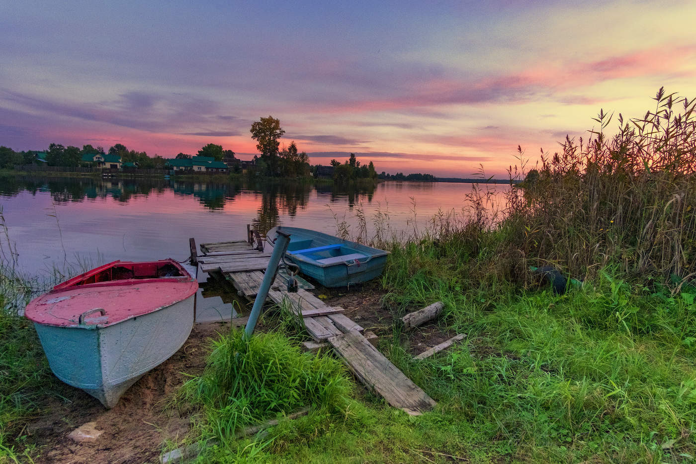 Стоят лодки молча у причала ...