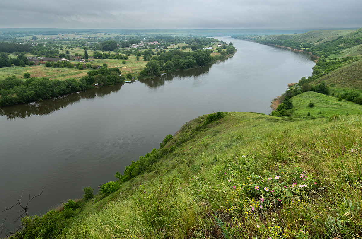 На высоком берегу