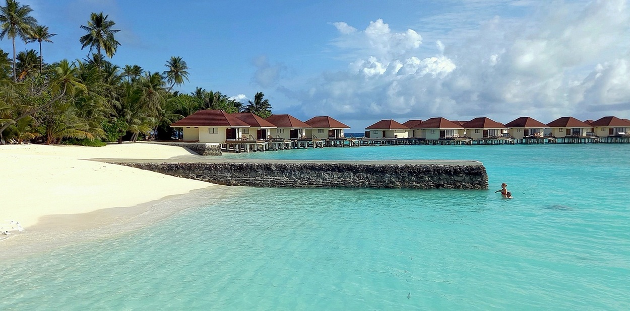 В изумрудной прозрачной воде поплавать