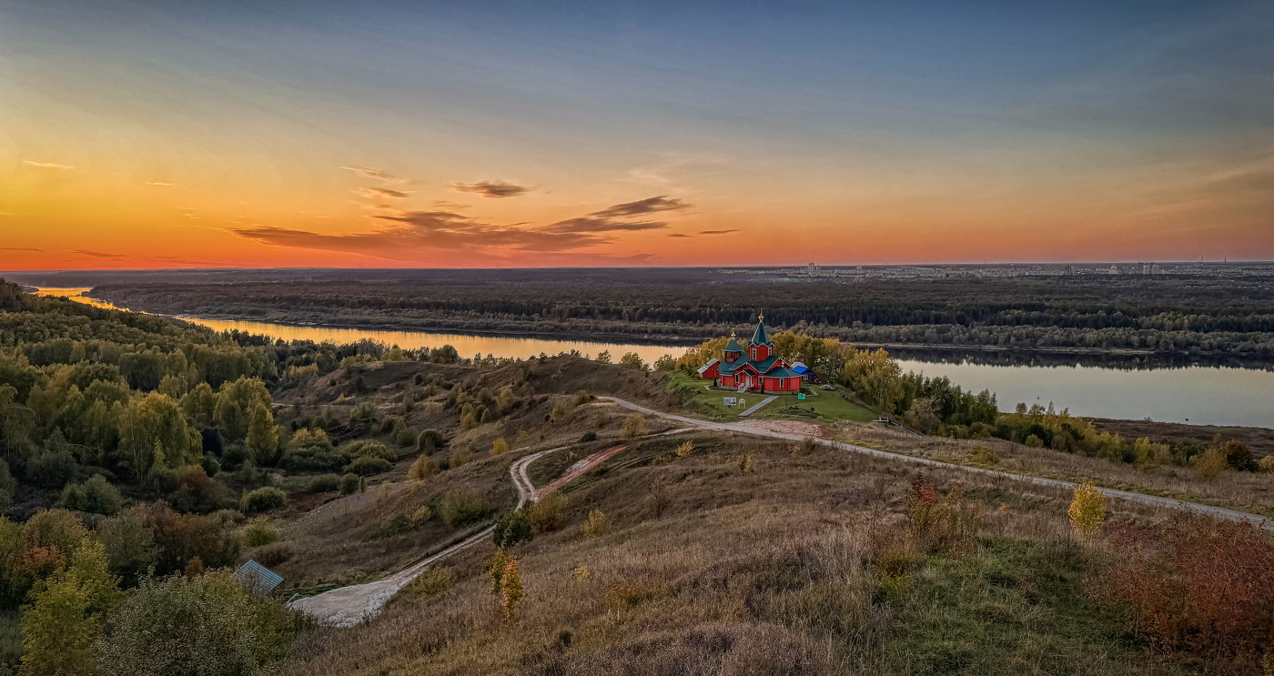 Над Окой, на осеннем закате.