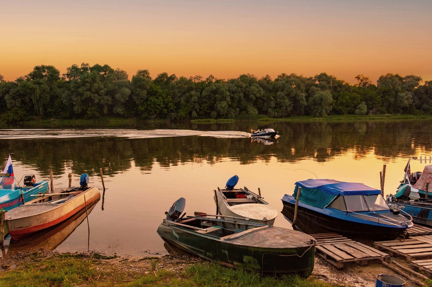 Стояли лодки у причала. Был день осенний глух и нем..
