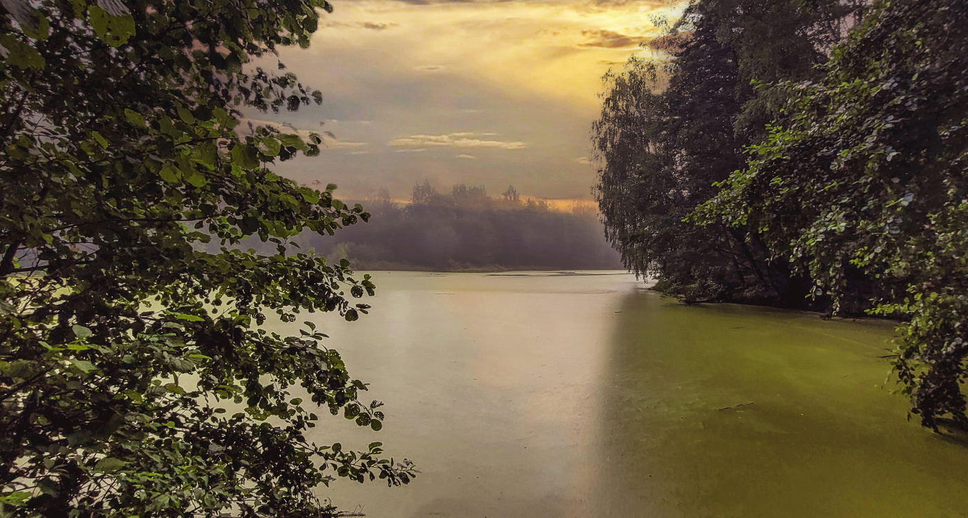 Встаёт над озером рассвет.