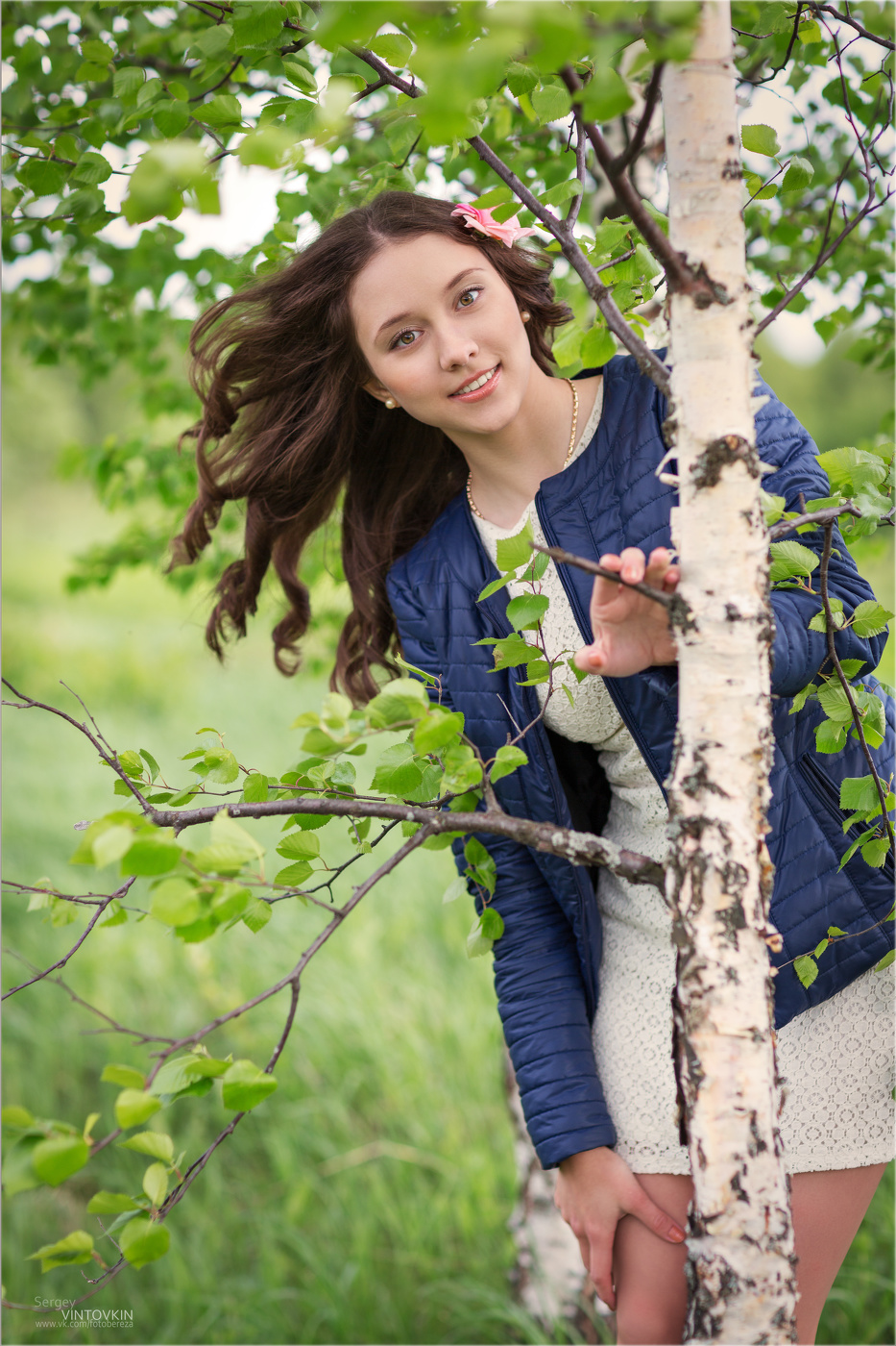 Девушка у березки
