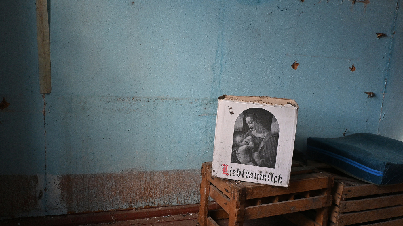 Крюкообразно.