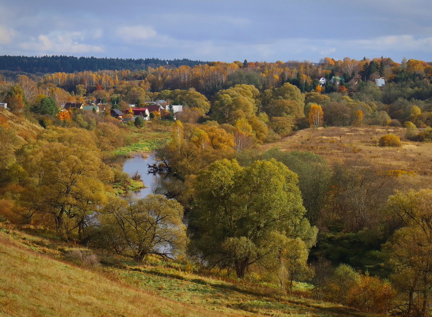 Осенние краски - деревенька у реки