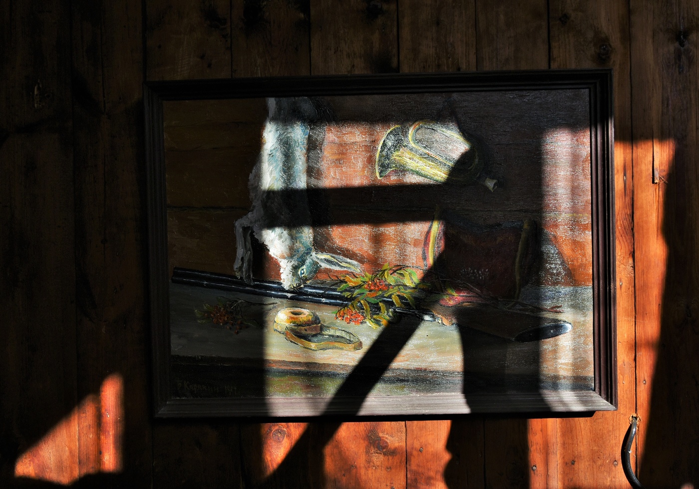 "Висит картина на стене, она заметно запылилась..."