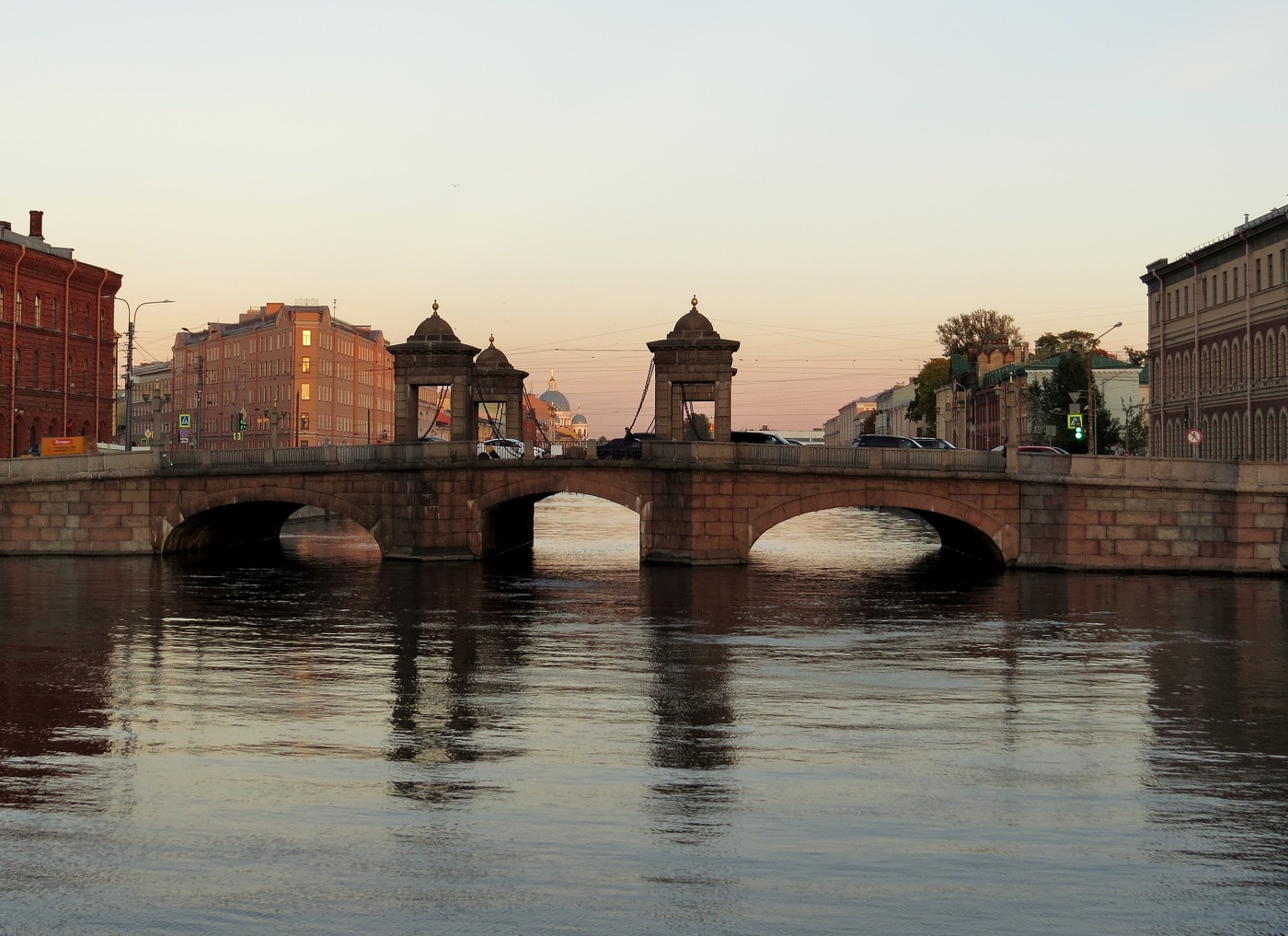 опустился на город вечер