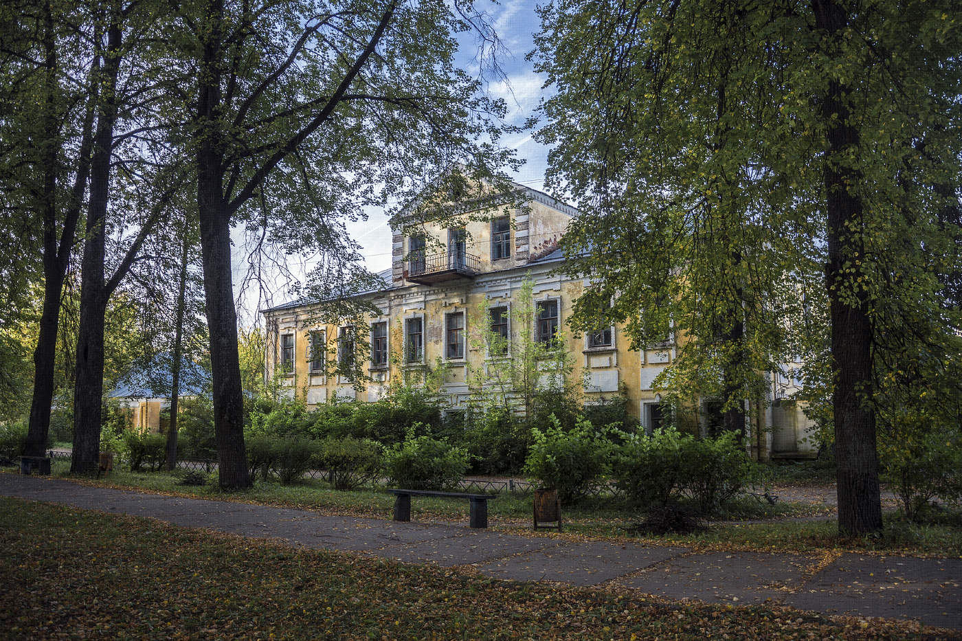 Отданный разрухе...