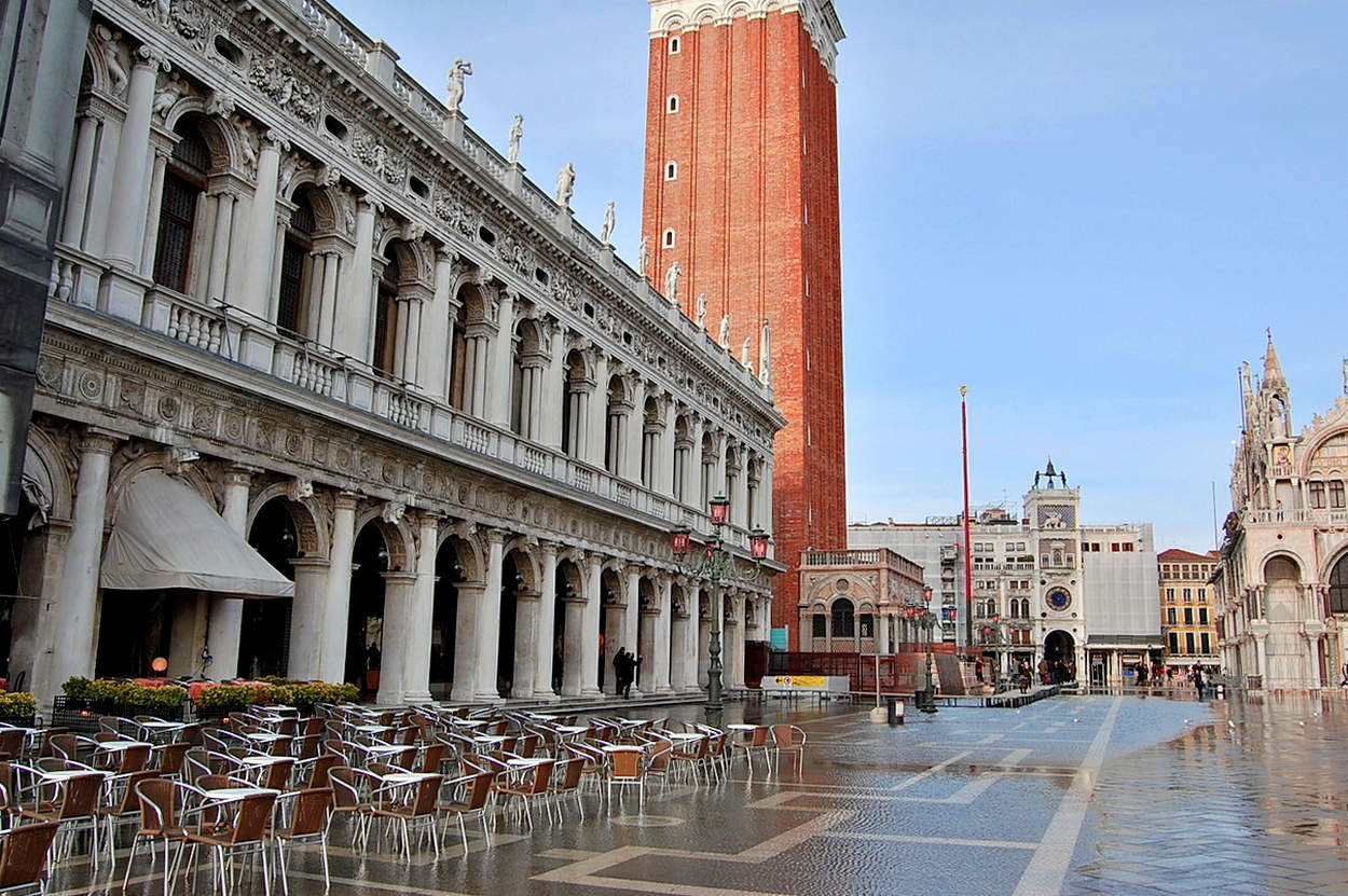 Вода уходит с площади Сан Марко в Венеции