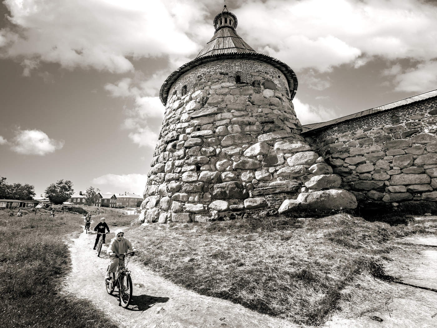 У стен монастыря