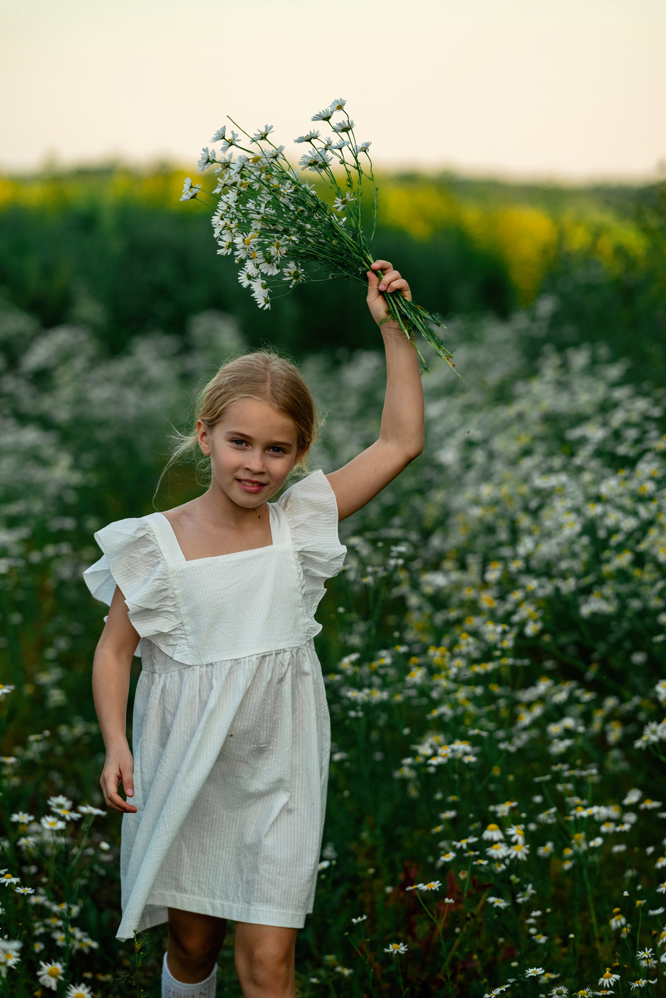 Юля машет букетом