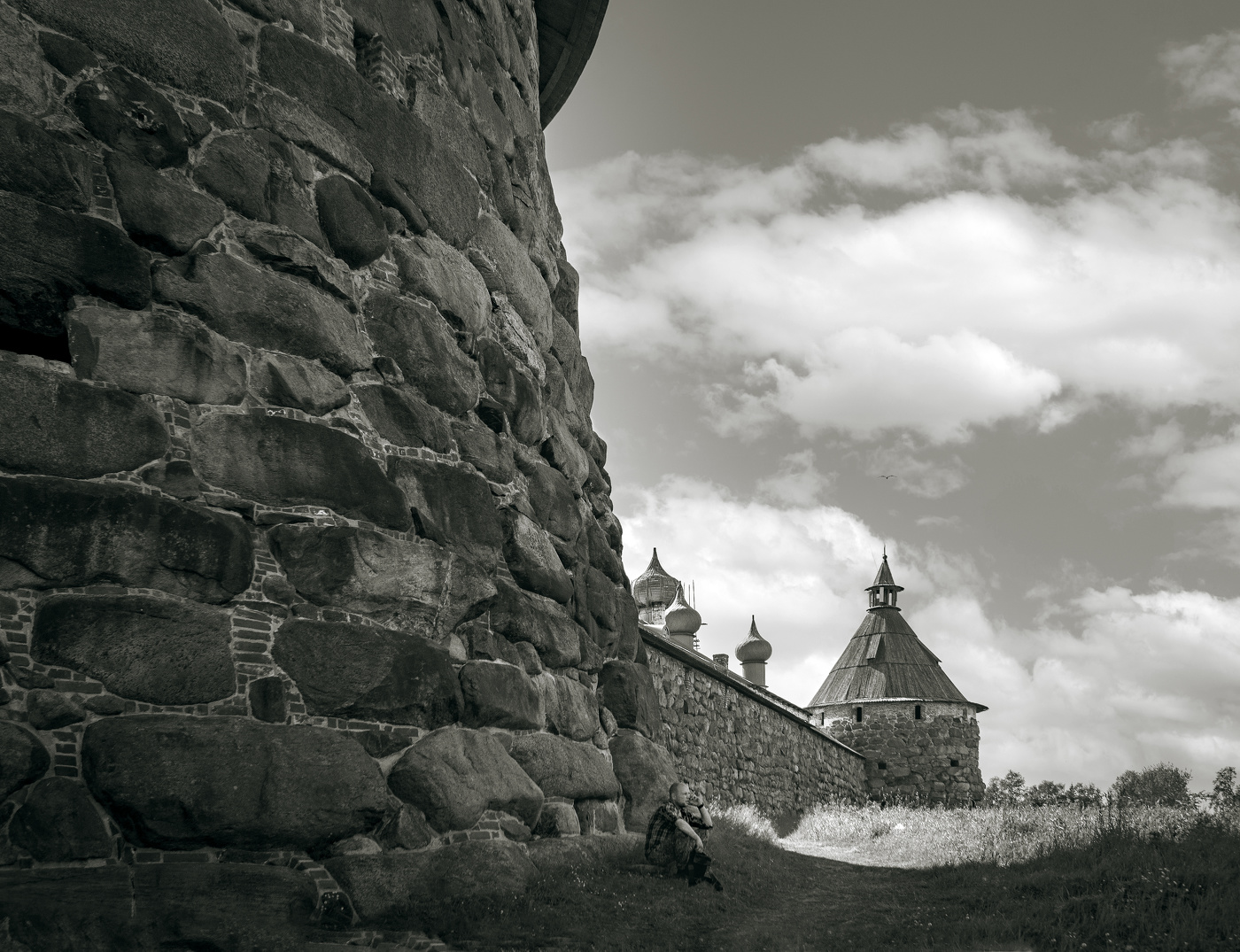 У монастырской стены