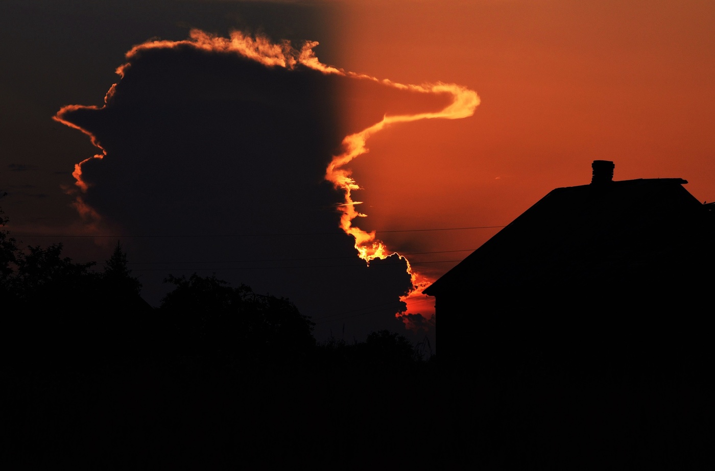 "Движется нахмуренная туча, обложив полнеба вдалеке..."