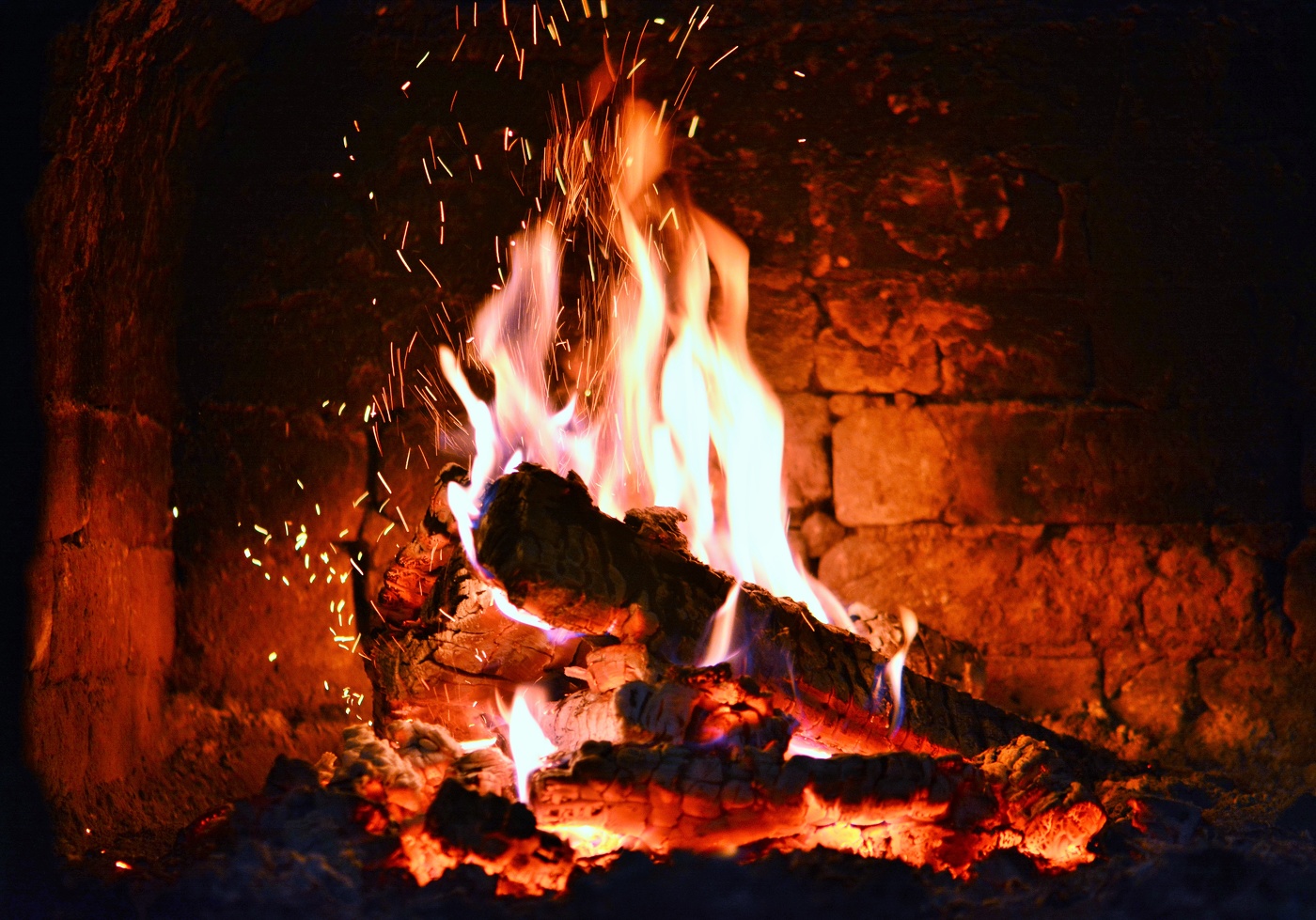 "Смотрю, не отрываясь, на огонь, гудящий в зеве старого камина..."