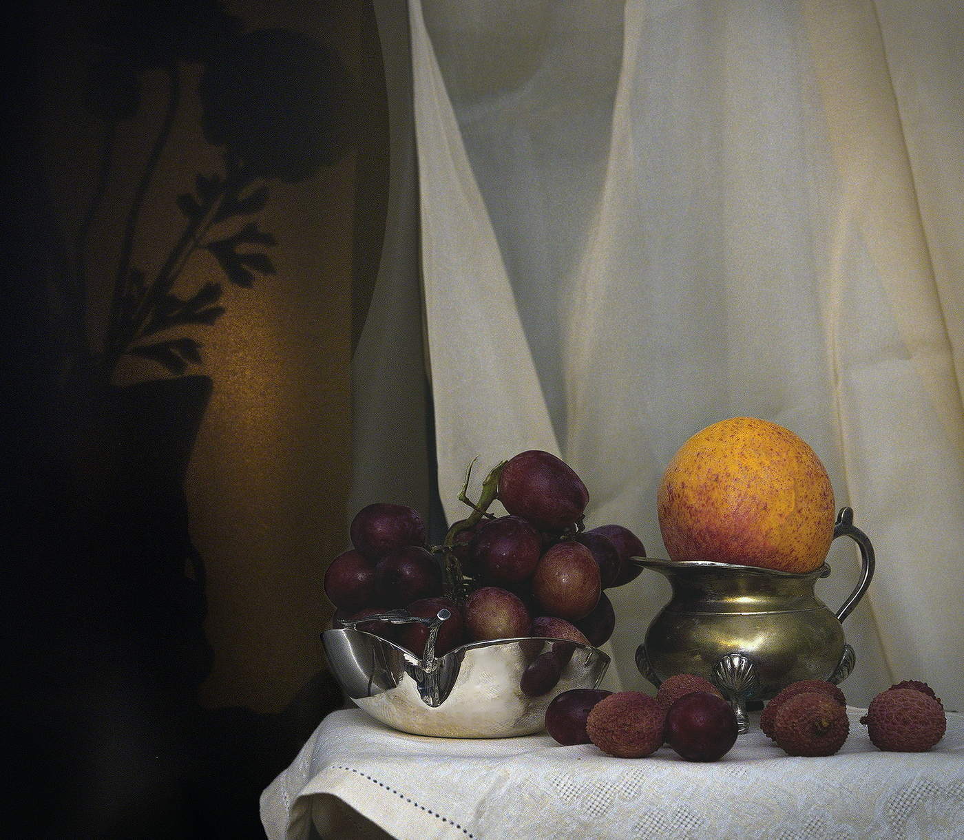 Личи и тень цветка в вечернем свете