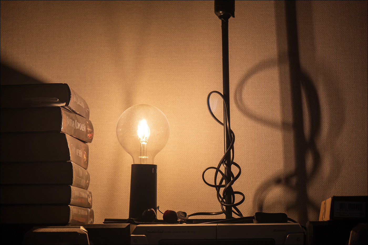 цветной натюрморт с одним источником света и стопкой так и не прочитанных книг