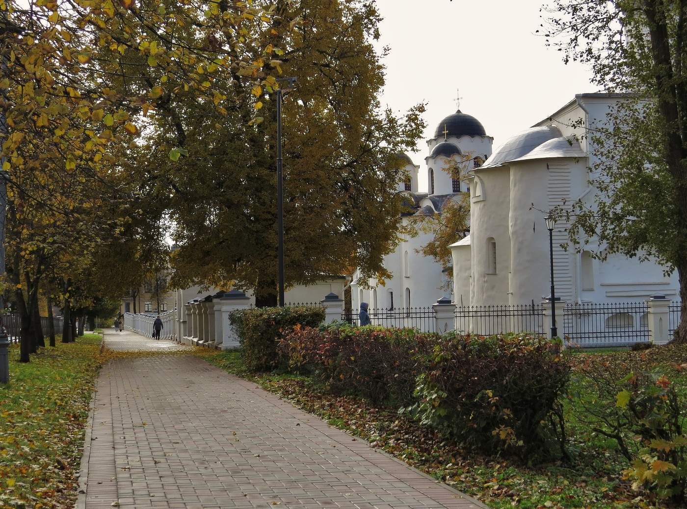 осенними дорожками