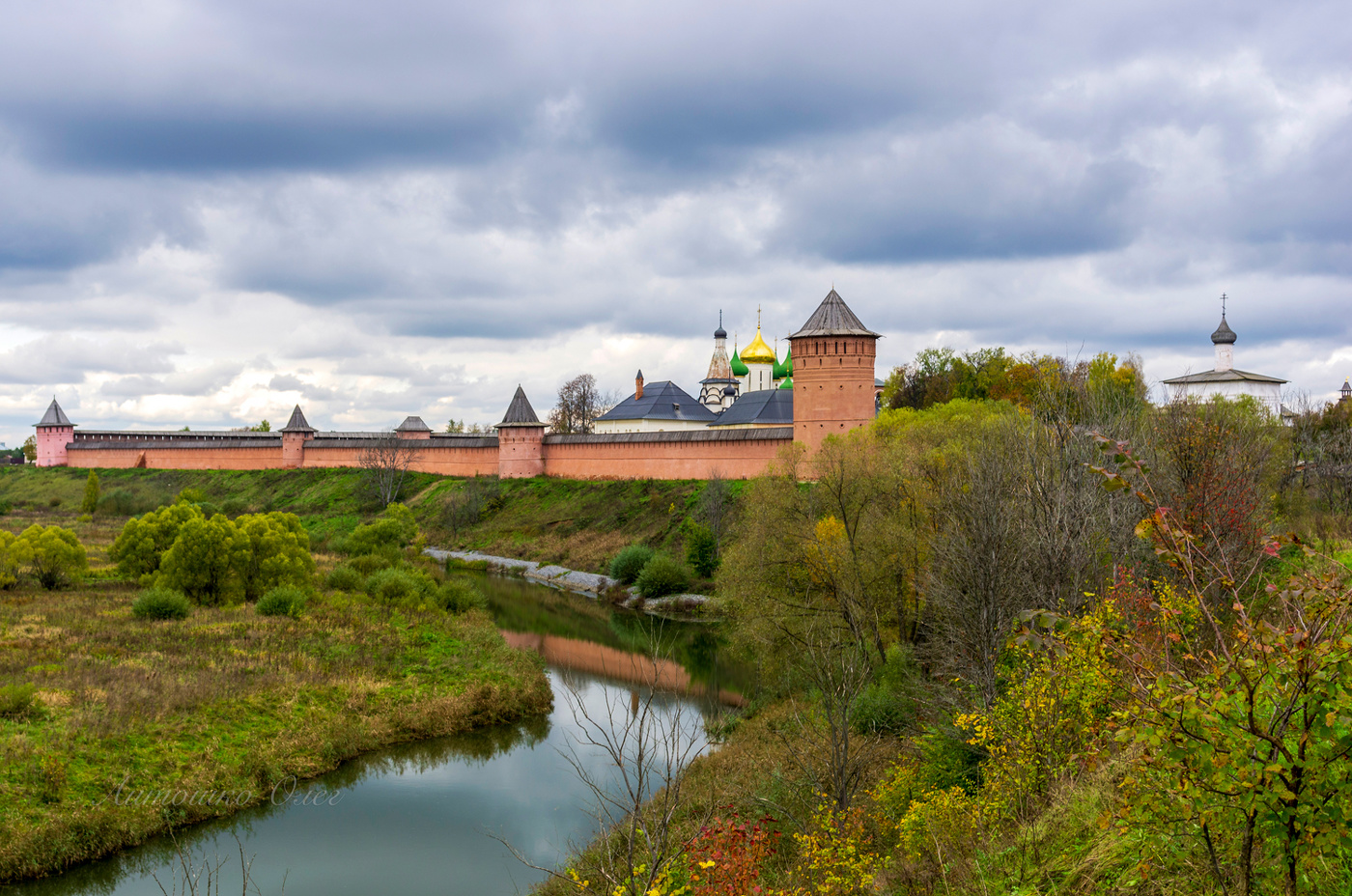 Город Суздаль осенью.