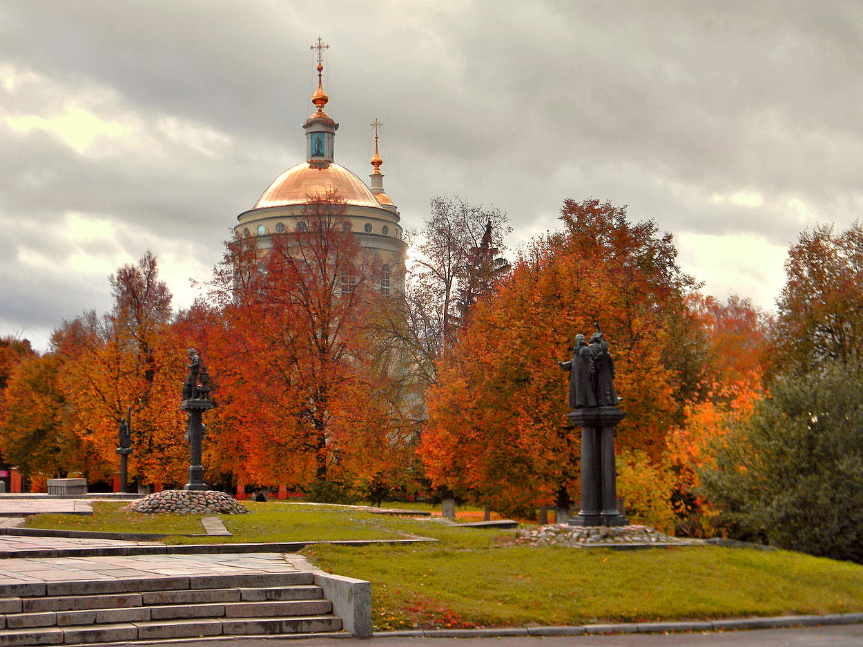Собор в золото одет