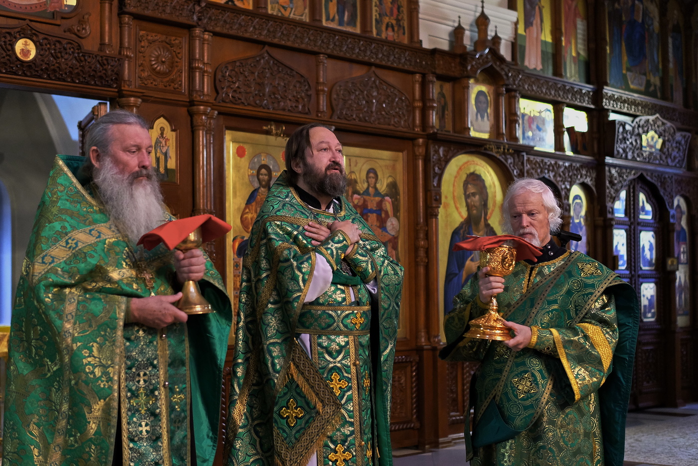 Монастырь. Праздничная служба.