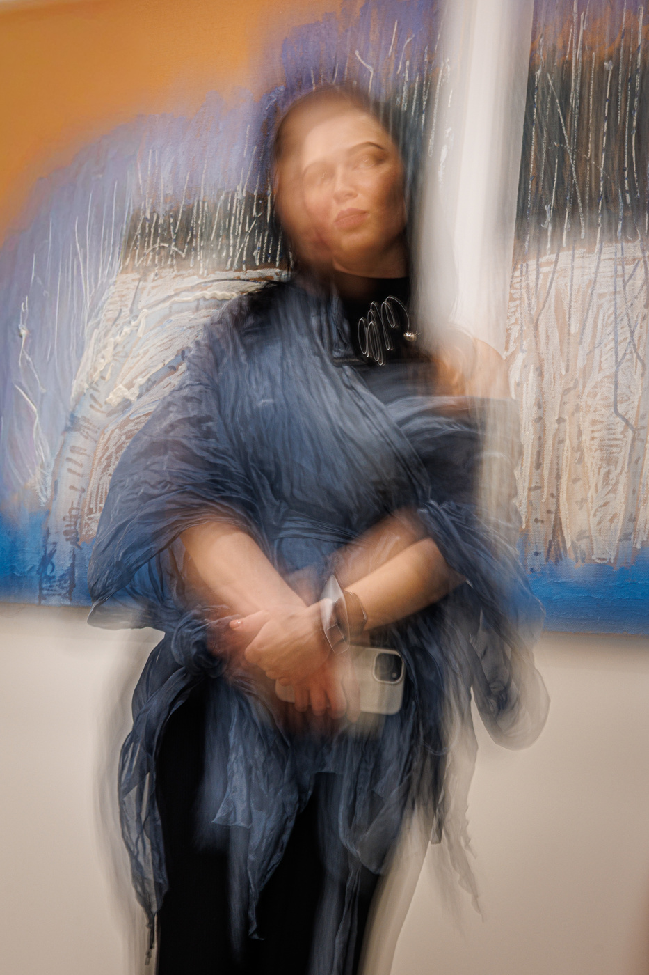 Девушка и картины