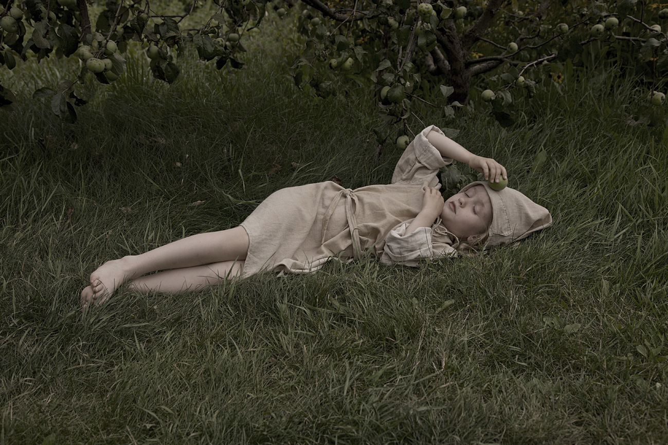 Девочка в саду