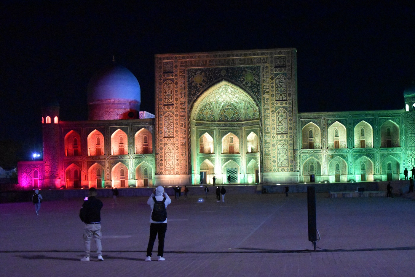 Вечер на площади Регистан