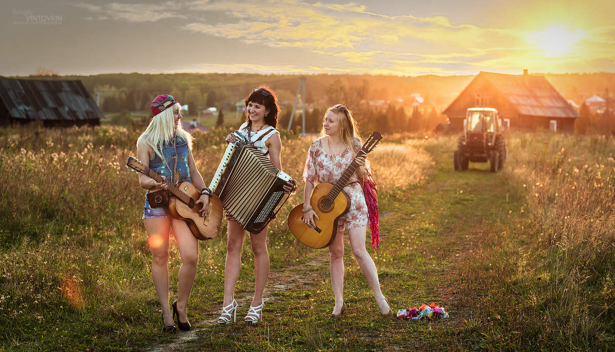 Выйду на улицу, солнца нема, Красные девки свели меня с ума. Выйду на улицу, гляну на село, Девчата