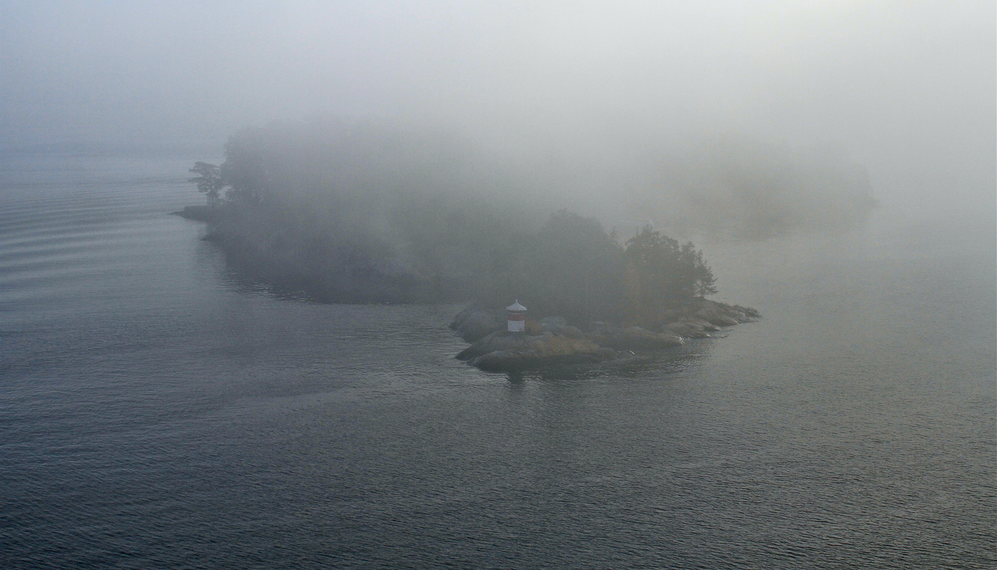 В осеннем тумане плывут острова...
