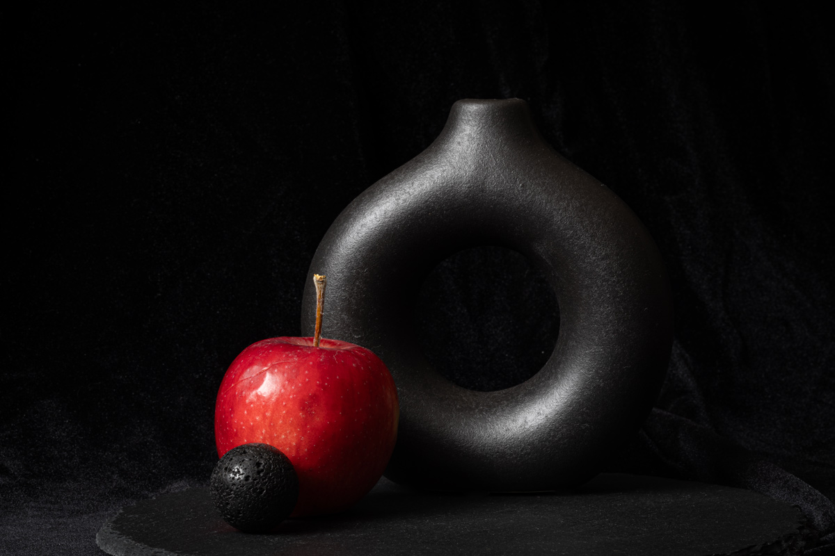 Натюрморт с яблоком