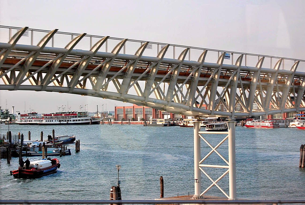 Из окна на мост и порт Венеции