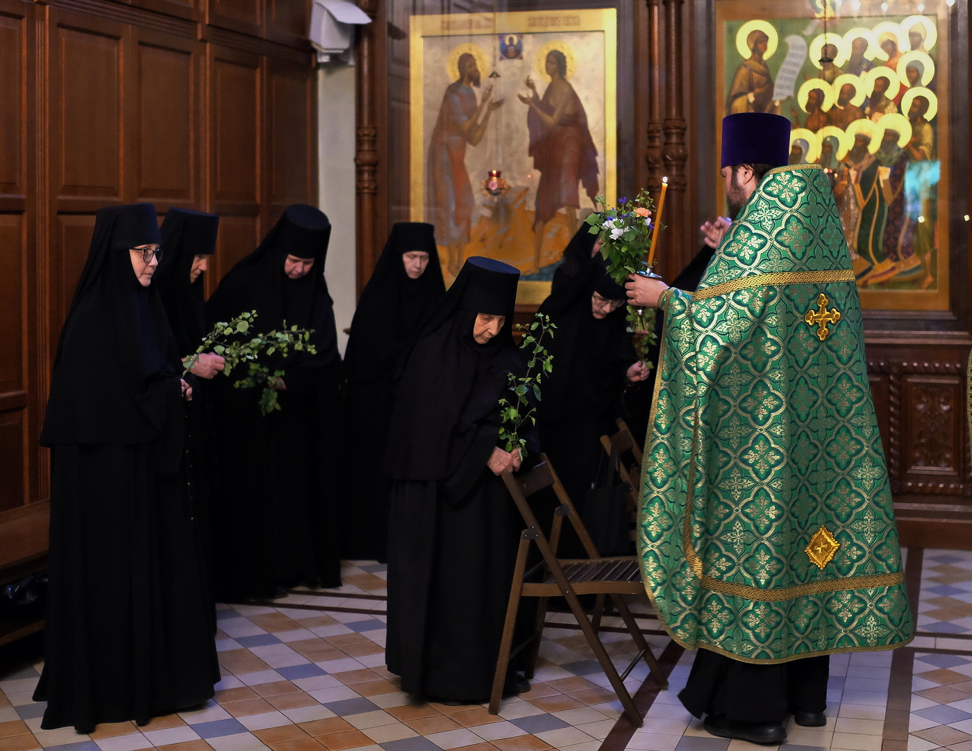 Монастырь. Праздничная служба.