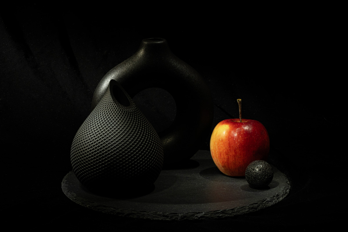 Натюрморт с яблоком