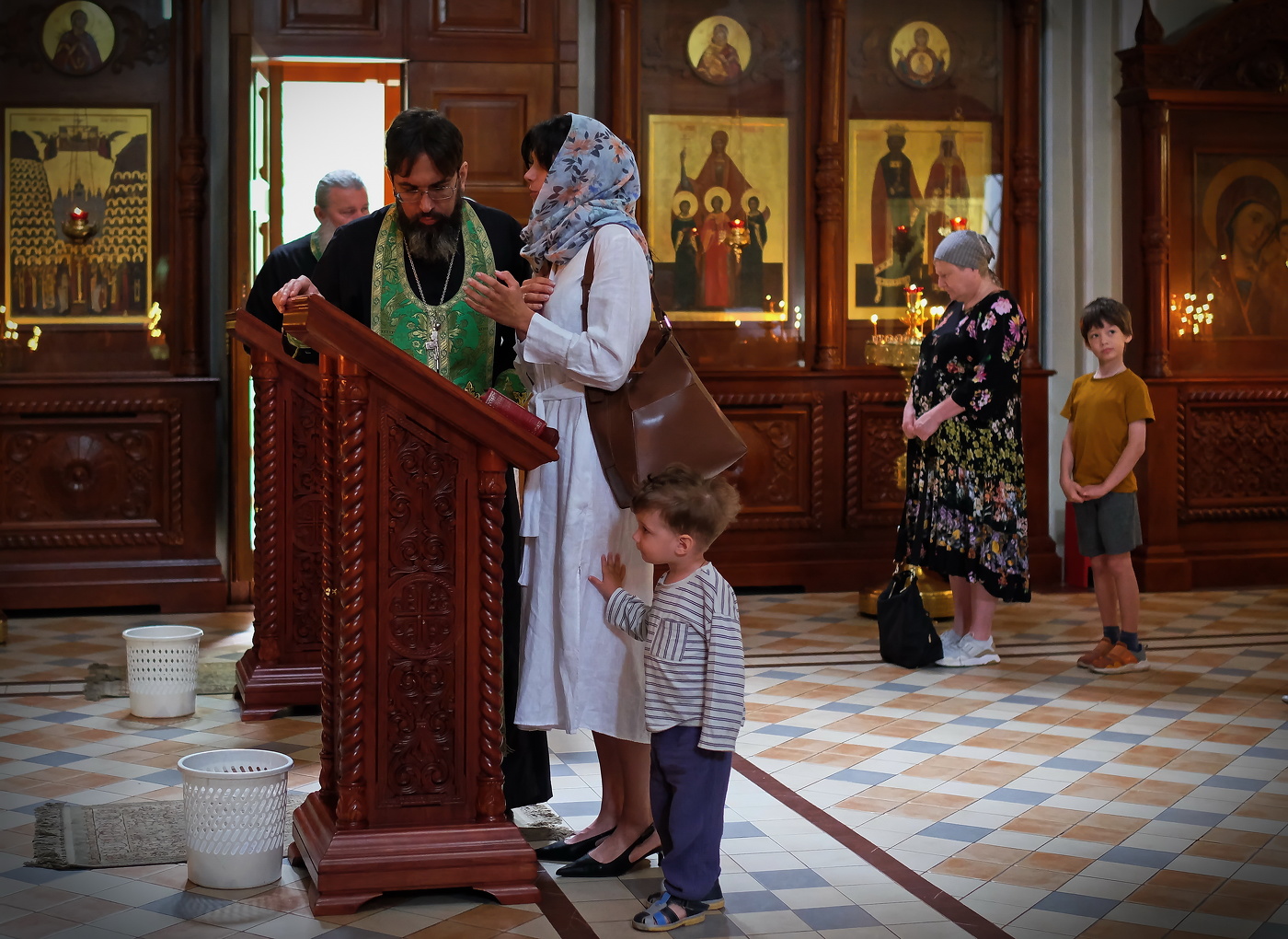 Дети в церкви.