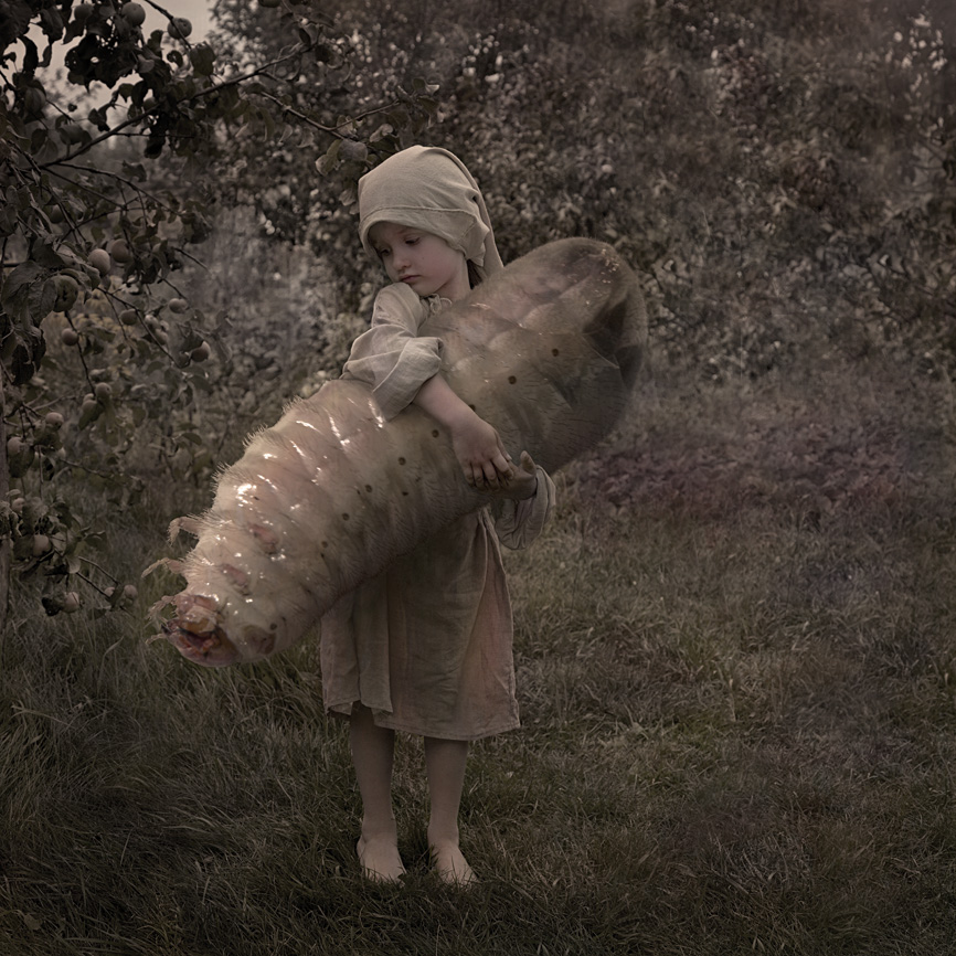 Девочка с ручным червем