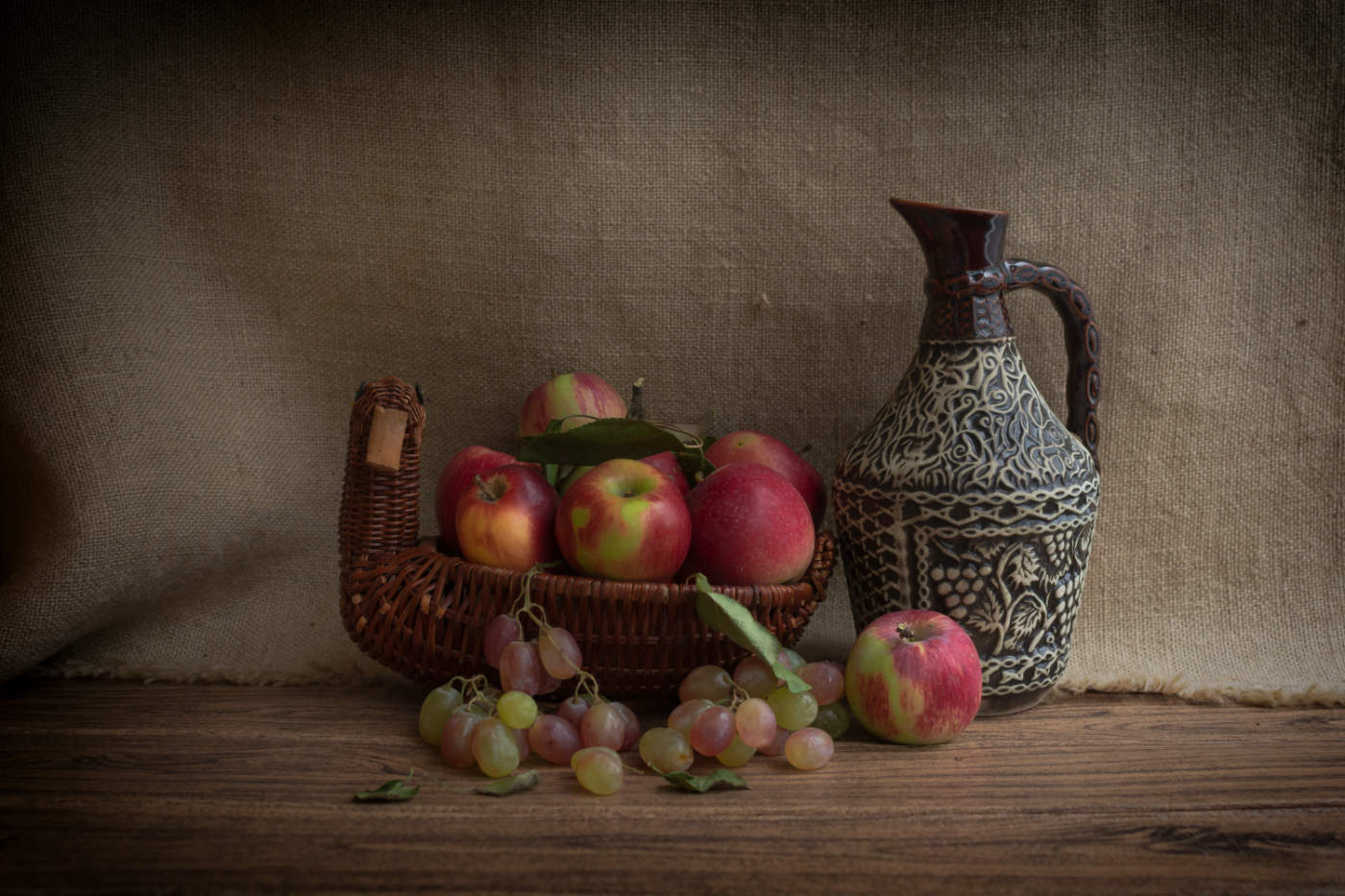 Яблоки в корзинке...Натюрморт осенний...