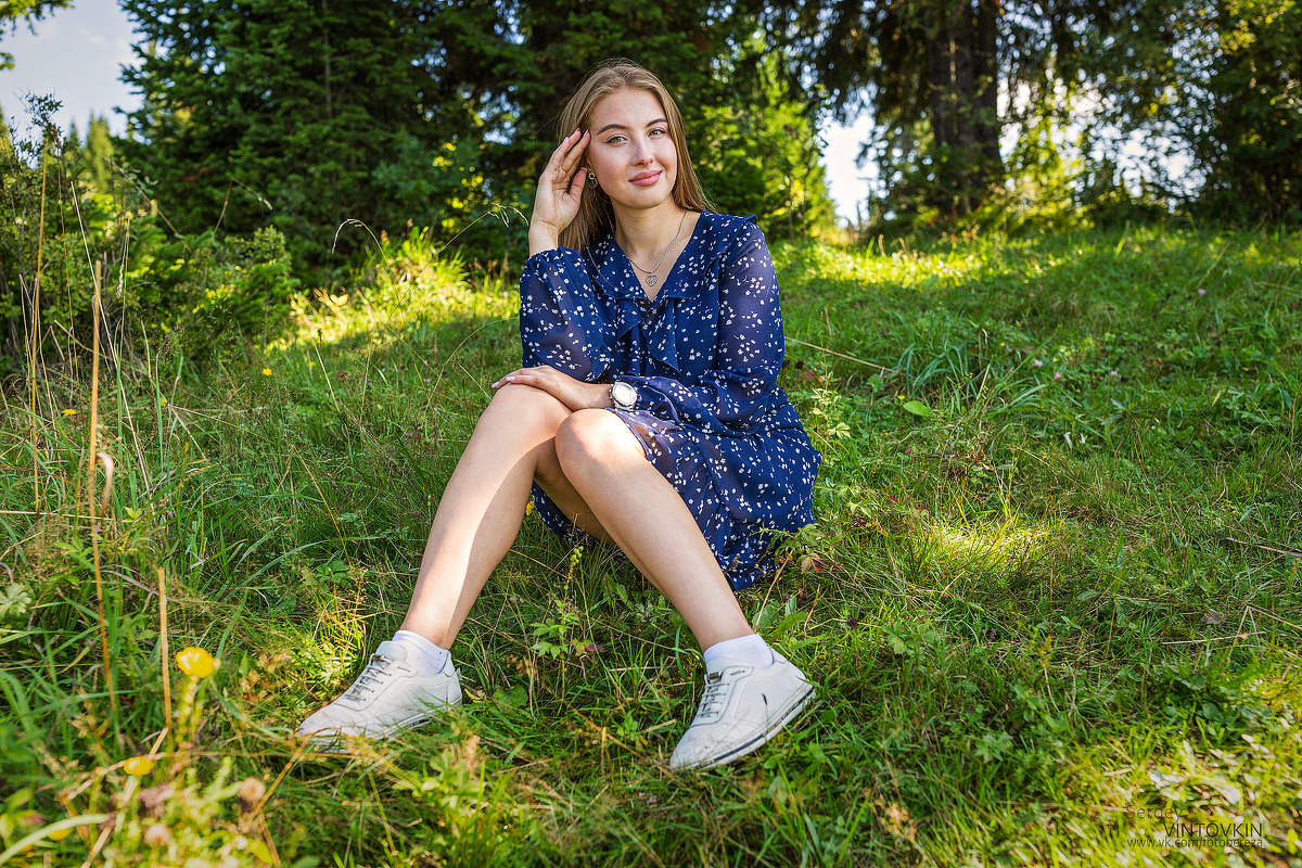 Девушка на полянке