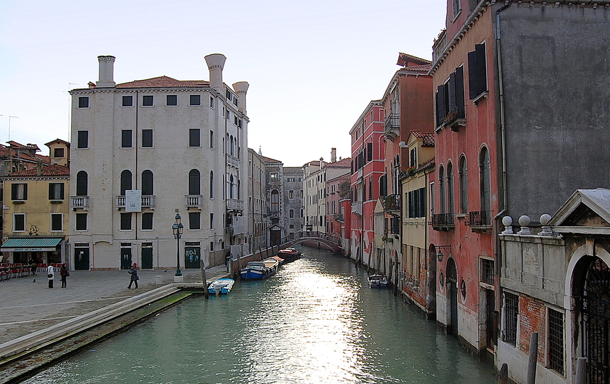 По каналу Венеции