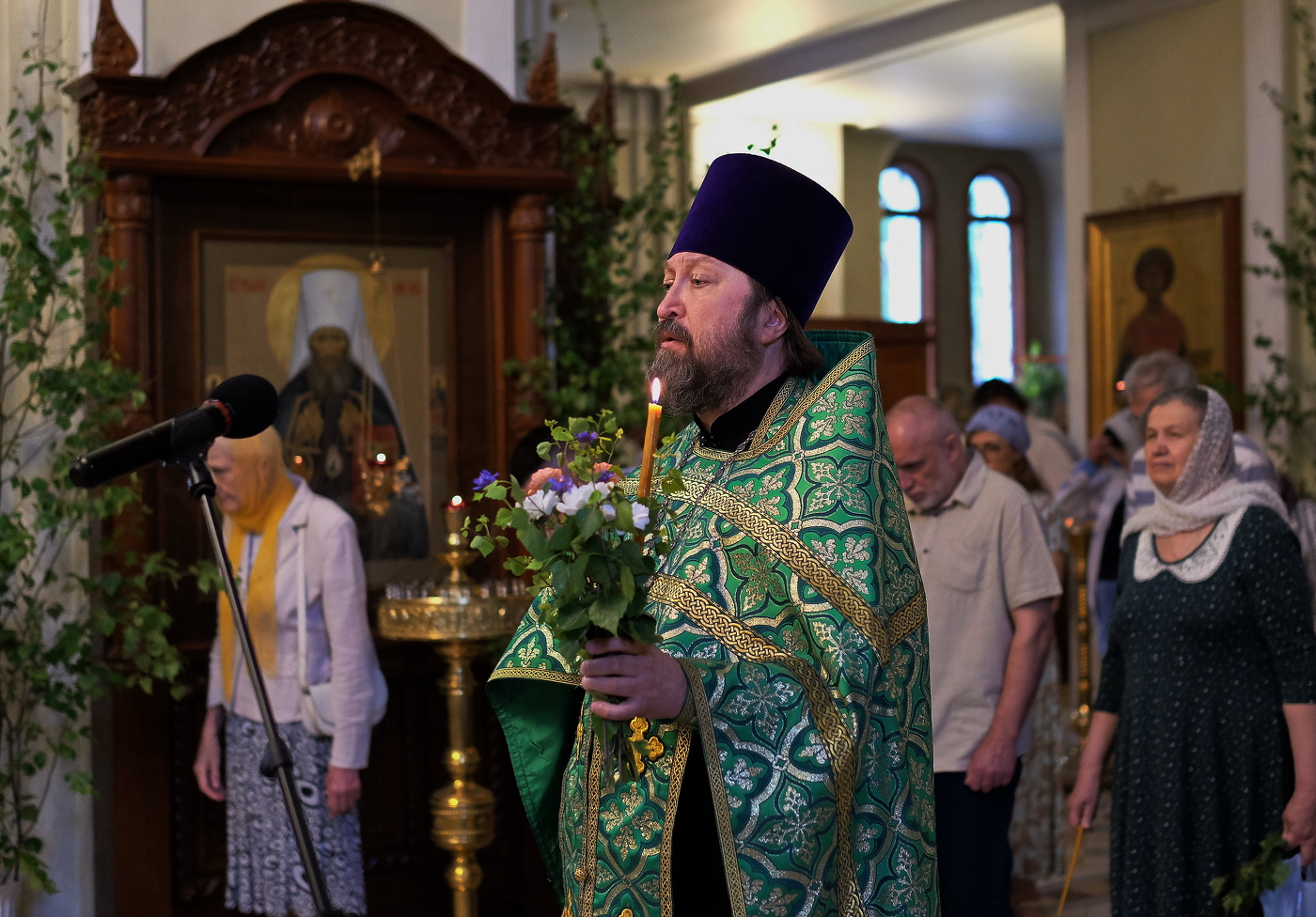 Монастырь. Праздничная служба.