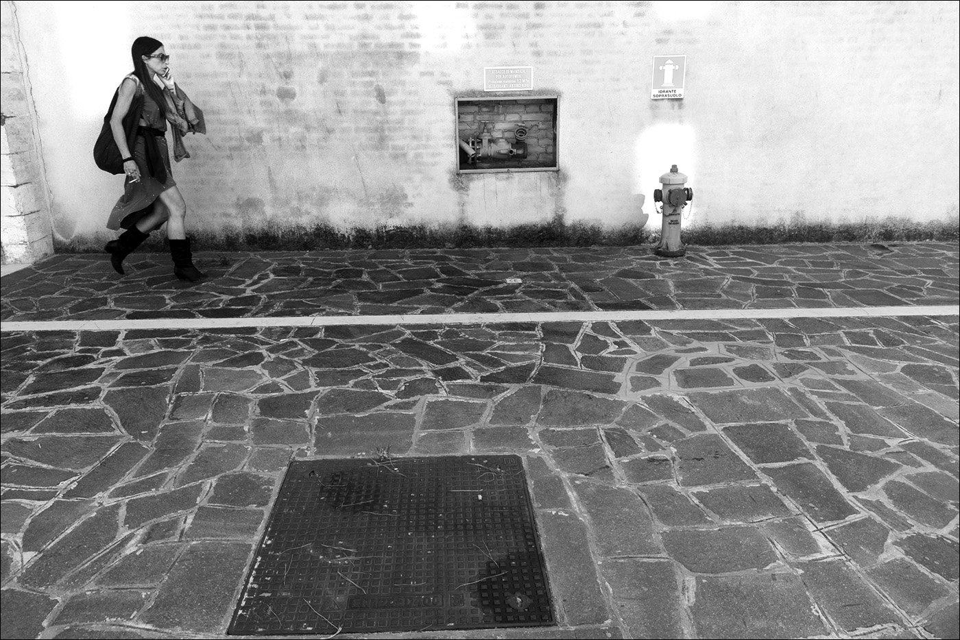 этюд с покурильщицей и гидрантом