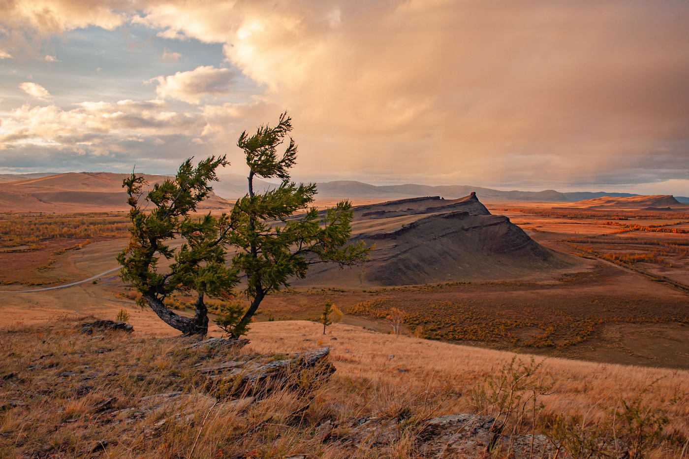 "В торжественный закат и на заре туманной Несказанной красой любуюсь я твоей..."
